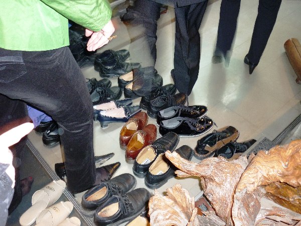 8 c Schuhe ausziehen nicht vergessen.JPG