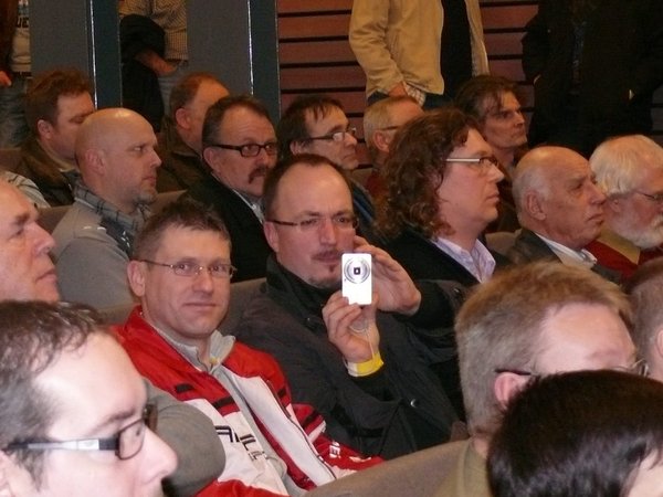 Drei fröhliche Nordlichter mitten im Demo-Publikum, kein Platz mehr frei