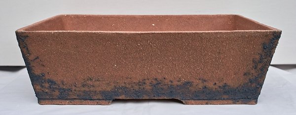 der Ton sieht aus wie ein Ziegelstein; 3 mm Körnung! Super für große eckige Schalen