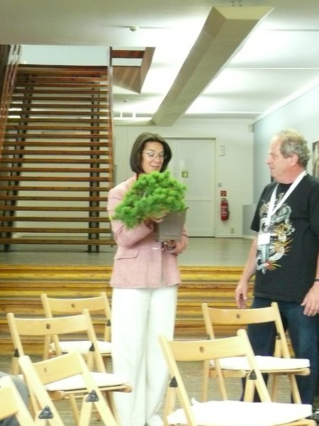 Frau Dr. Selling wurde zum Schluss mit einer schönen Kiefern-Halbkaskade überrascht.