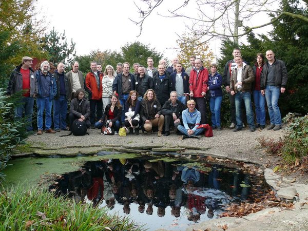 Hintere Reihe von links: Manuu, Volker M., Beschnieder, Reinhard Witte, Peter L, baba, Bibu72, Norbert_S, migo, Martin_S, tanuki, Marco_H, Karl-Heinz G., Bodo P., RudiB, Andreas_B, dahinter in heller Jacke Bambam, in rot Urikawa mit Lebensgefährtin Mieke, Friese (halb verdeckt), Marcel P (in brauner Lederjacke), Anja und Rainer (dudy666), vorne: ChSchulz, Kat, Evulet, Heike_vG, Erwin, misimiez