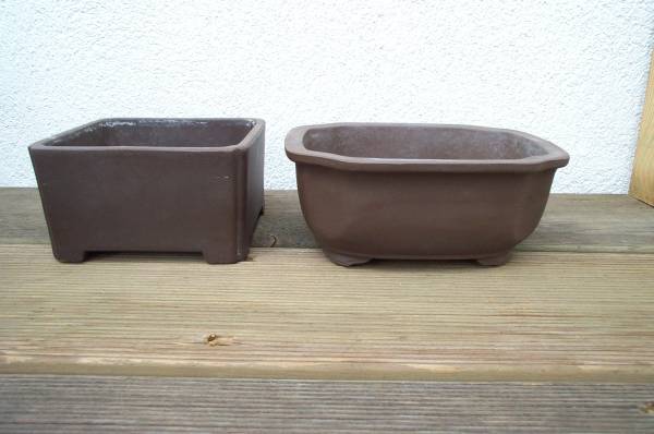 1.dunkelbraun/quadratisch oder
<br />2.rechteckig/abgerundet