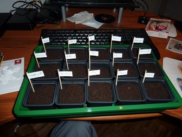 Damit ich nicht Durch einander komme habe ich für jedes Töpfen eine eigene Fahne mit Namen eingestampft.  :D