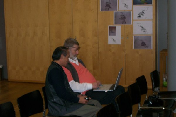 Peter und Katagiri san während Iura auf der Bühne schuftet