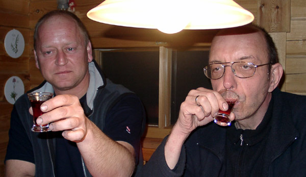 Reiner und Michael genießen einen feinen Zirben-Geist im Blockhaus in Finnland (Ostern 2006)