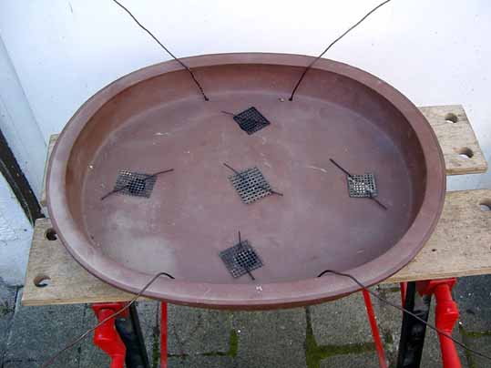 vorbereitete Schale mit Netzen und Befestigungsdrähten