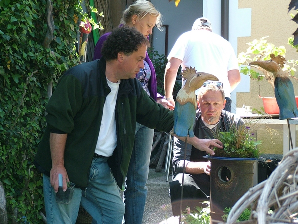 Wolfgang, Ingrid und der Professor besprechen einen Grasbonsai