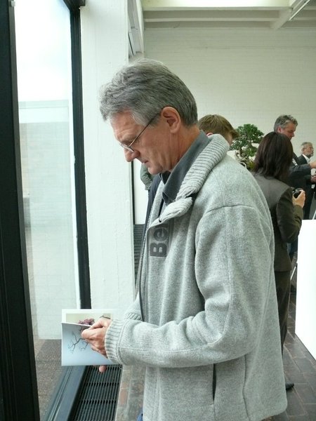 Norbert studiert den Ausstellungskatalog