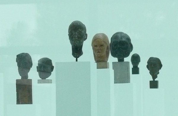 Die Porträt-Skulpturen im Atrium der Kunsthalle schienen ebenfalls in die Bonsaiausstellung zu schauen