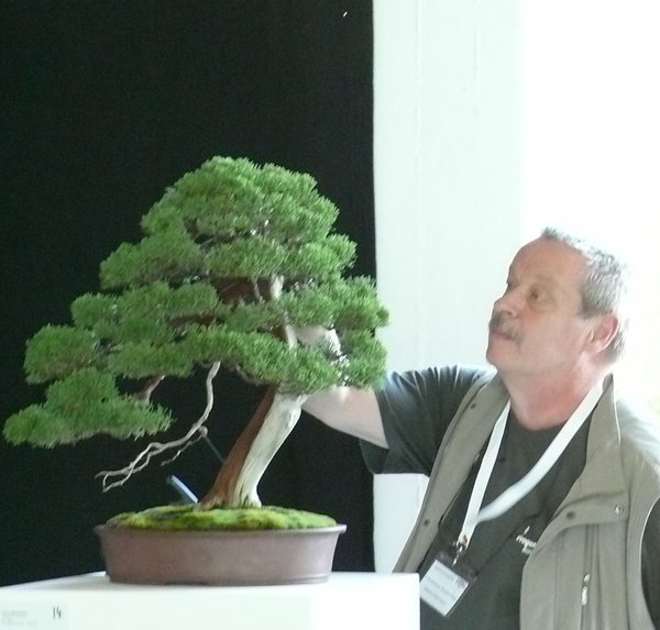 Herbert scheint seinem Baum zu erzählen, dass er der Publikumsliebling geworden ist.