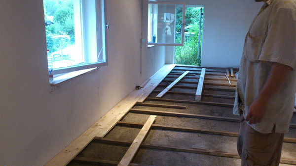 Heute Mittag: Materialrecycling der alten Dachlatten. So könnte es gehen...