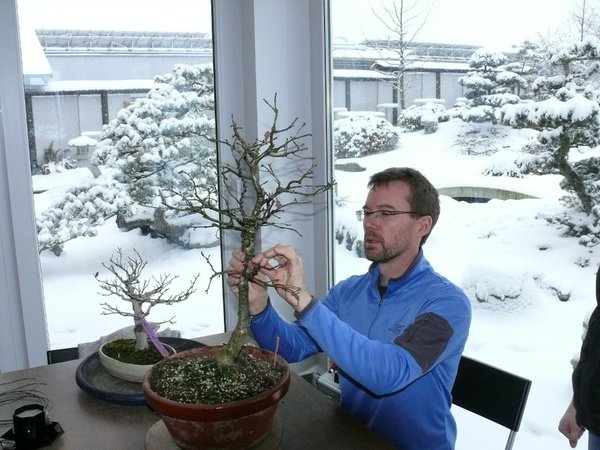 Michael legt bei der Formung der Eichenäste Hand an