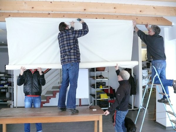 Der Fotohintergrund wird aufgehängt