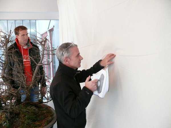 Tom Heyken (Bonsai-Art Fotograf und Grafiker) bügelt den Fotohintergrund