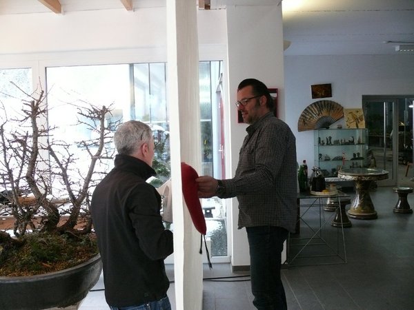 Ivo Drüge hält das Kissen von hinten dagegen - so arbeiten Profis!