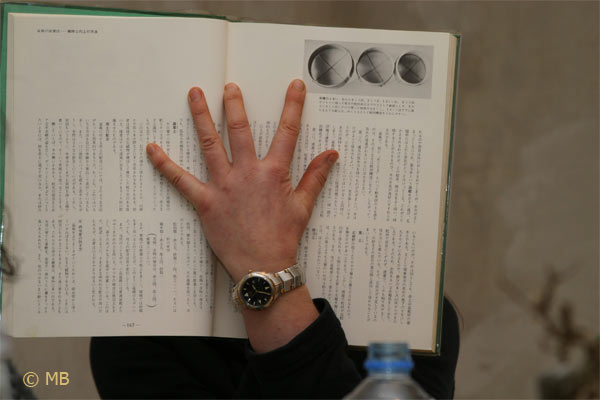 Gary hatte gerade die neueste Buch-Errungenschaft erhalten: Ein großes Buch aus den 70ern, hintern dem man sich bequem versteken konnte!