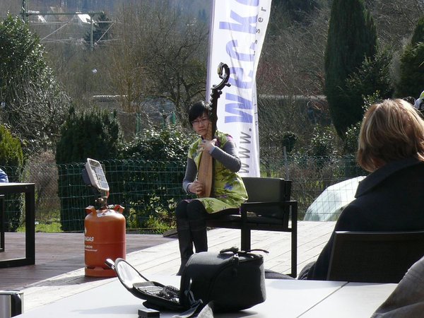 Schöne asiatische Musik auf interessanten Instrumenten