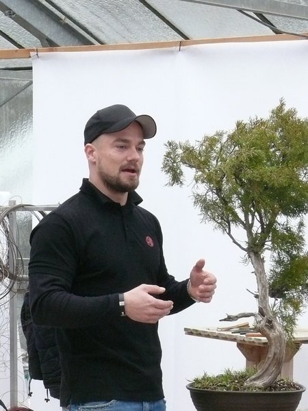 Polizei-Einsatz am eigenen Wacholder... Dirk erläutert sein Gestaltungskonzept