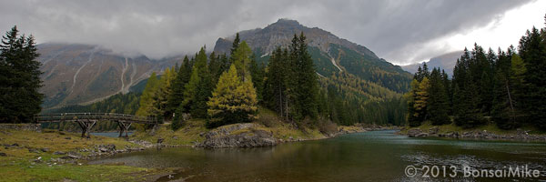 Obernberger See in Tirol. Wie fad wäre doch das Landschaftsbild ohne die farbigen Dupfen der Lärchen.