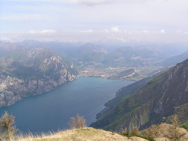 ..und auf den Gardasee. Links Riva, rechts Torbole