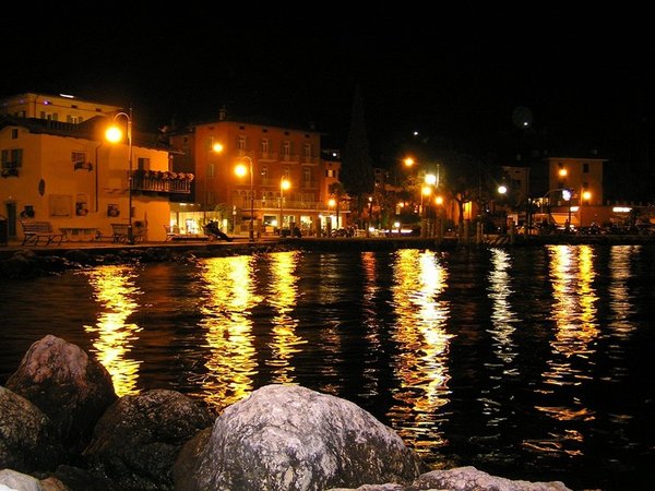 Torbole bei Nacht