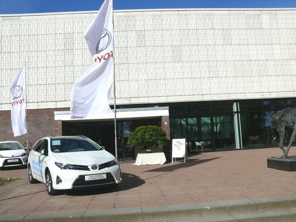Kunsthalle Rostock mit Fahrzeugen des Sponsors Autohaus Plath