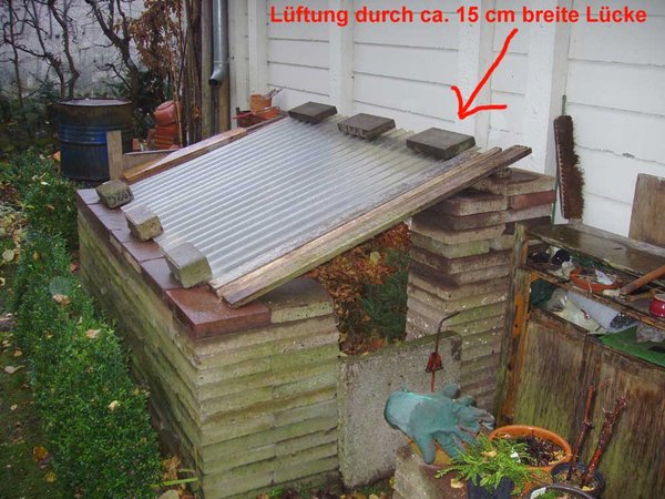 Kasten von der Seite mit Lüftungsöffnung