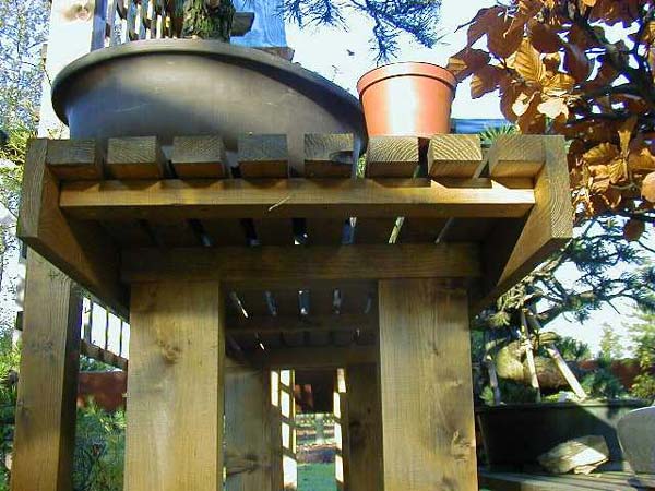 Die Stellflächen sind aus 5/8cm und 2,5/4cm Holzstaffeln/-latten zusammen geschraubt .....