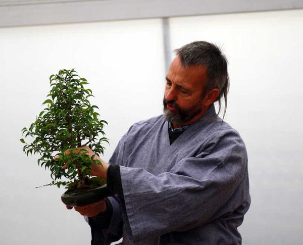 Werner Busch bespricht den Baum (Foto von Mohan)