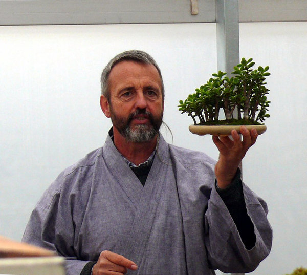 Das Crassula-Wäldchen wird von Werner Busch besprochen.