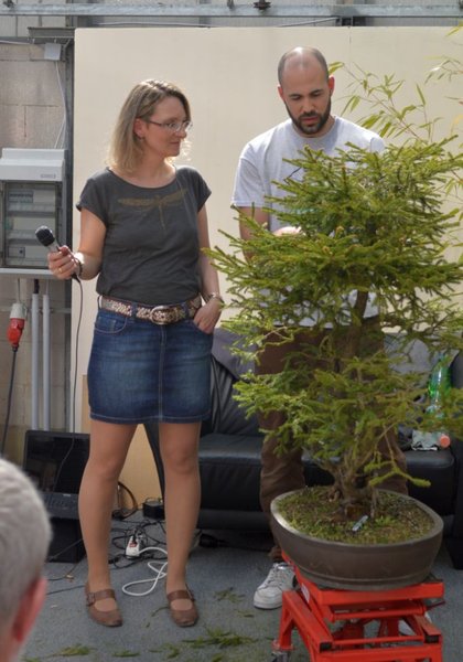 JP brauchte den ganzen Sonntag um die Drahtung der Fichte abzuschliessen, Heike übersetzt