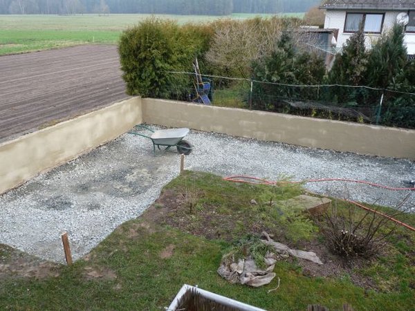 Erde raus und dann 20 Tonnen Frostschutz mit der Schubkarre in den Garten!