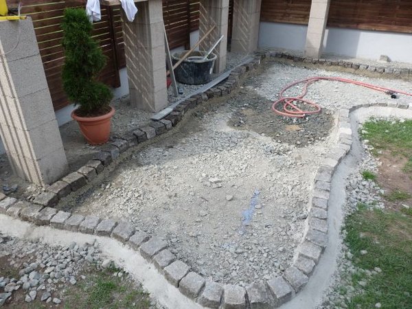 Ranndsteine gesetzt