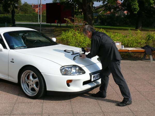 Herr Terasaki bemalt den 20 Jahre alten Toyota-Sportwagen von Stefan Plath mit Kalligrafie