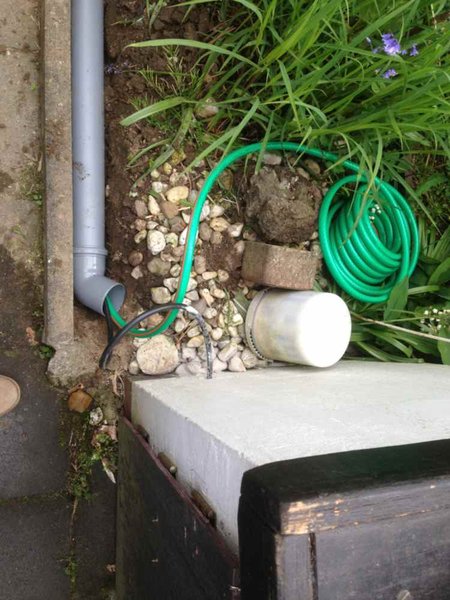 Zuerst wurde diue Wasserzuleitung zur Ventilbox verlegt, Dann die anderen Schläuche....