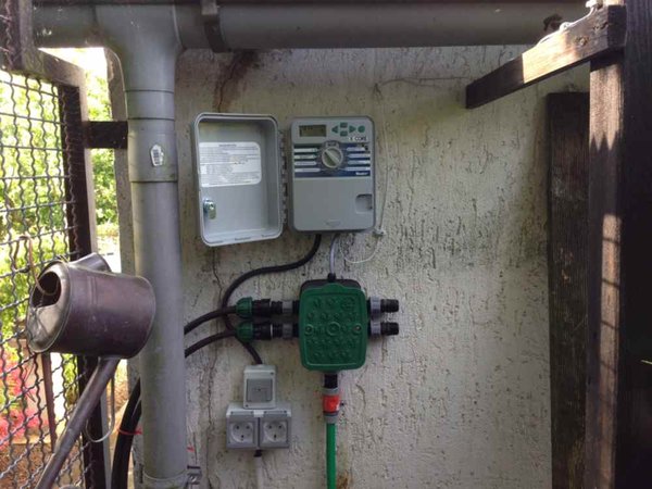 Hier der Computer nebst Ventilbox (da sieht man den Anschluß der Wasserzufuhr)