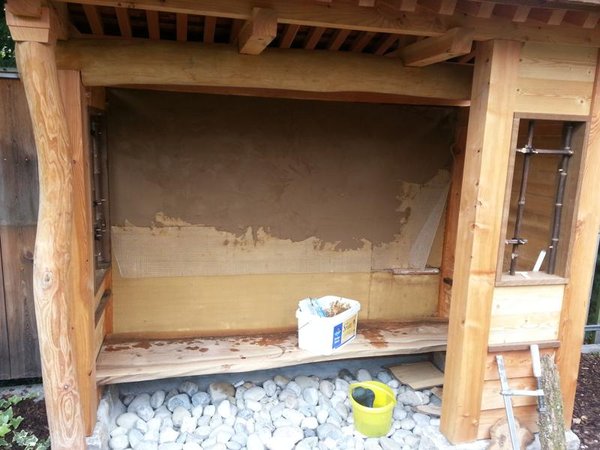 Die Rückwand wurde mit Lehm verputzt