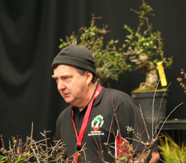 Tony Tickle hypnotisiert einen potentiellen Käufer