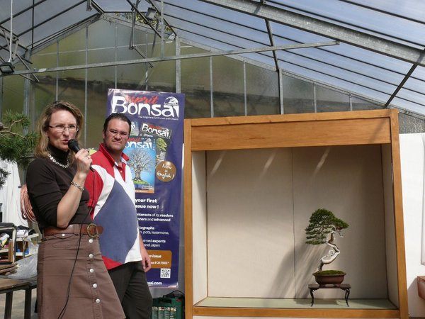 Alexandre Escudero (Frankreich) erklärte und demonstrierte Samstagvormittag Bonsai-Display in der Tokonoma