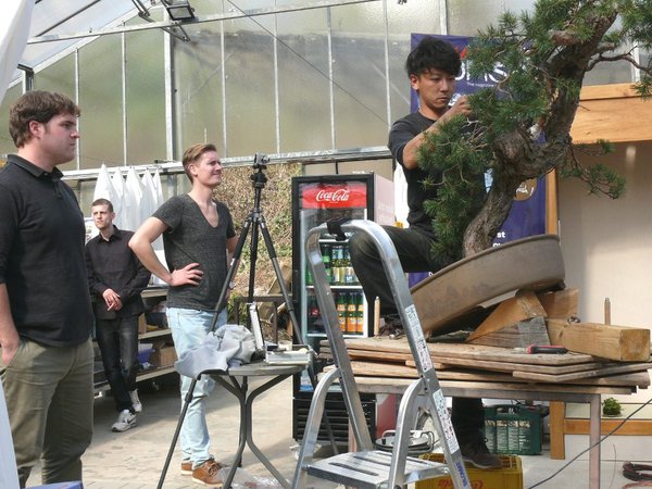 Maarten van der Hoeven (links) half mit seinen Japanisch-Kenntnissen einige Male bei der Übersetzung und Oscar Jonker filmte für seine Website Bonsai-Empire