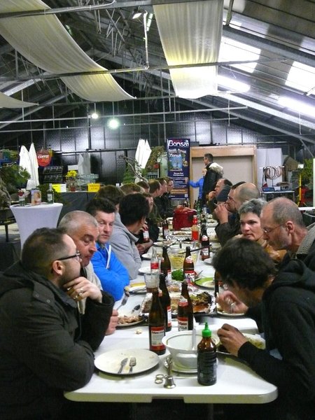 Abends bereiteten Michaels Eltern köstliches asiatisches Essen zu