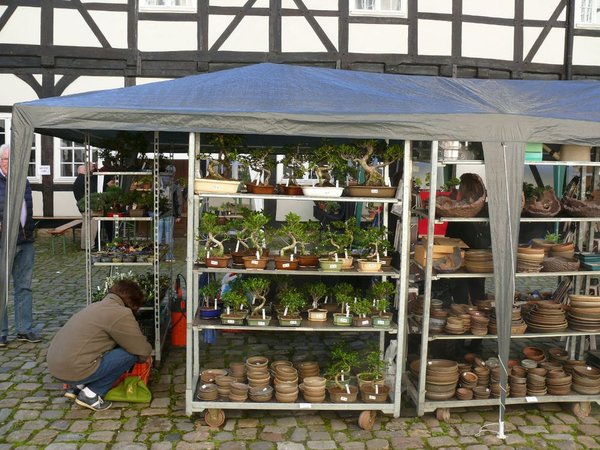 Der tschechische Stand hatte die preiswertesten handgetöpferten Schalen, die man je gesehen hat. Entsprechend reißenden Absatz fanden sie