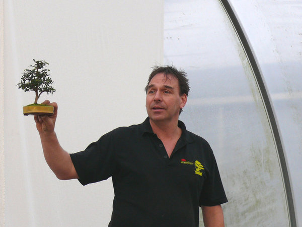 Jürgen erläutert die Vorzüge von Marcs Baum