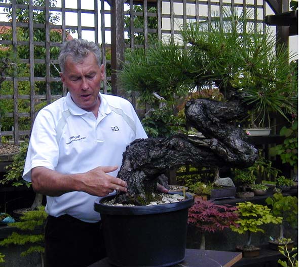 Baumbesprechung mit Walter bei meinem "Tag der offenen Gartentür" im Juli 2004.