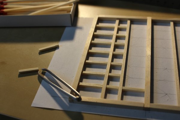 Das Fenster besteht aus einzelnen, extra ausgemessenen, zurechgeschnittenen und mit Sandpapier bearbeiteten Kaminhölzern...