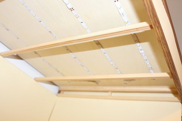 Die Decke mit LED Band, aufgeklebt auf einer extra Platte, die man hinten herausziehen kann.