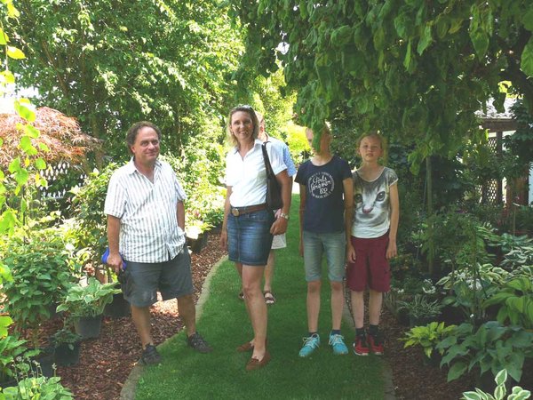Wolfgang begrüßt meine Töchter und mich bei über 30° C in seinem Garten