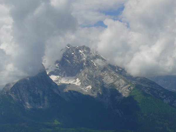 Der Watzmann auf der anderen Talseite schaut mal aus den Wolken hervor, Deutschlands zweithöchster Berg mit 2713 m