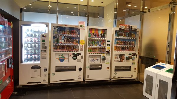 Hotelrezeption in Omiya, Bäume werden regelmäßig ausgetauscht