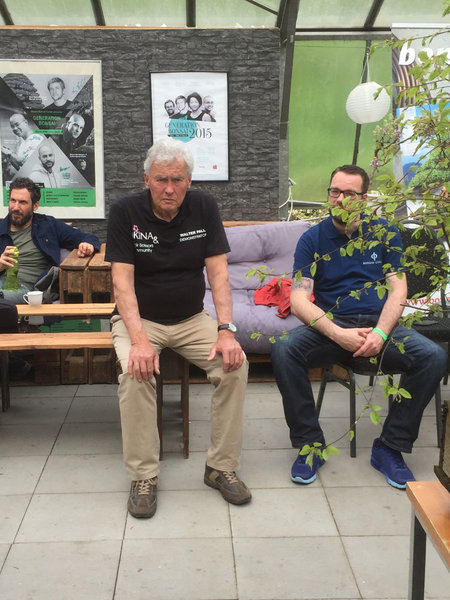 Sonntagmorgen. Walter Pall (links Andija Zokic, rechts René Alber)